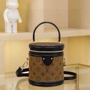 VANITY Handbag Drawing inspiration from the iconic Louis Vuitton Cannes vanity case, Artistic Director Nicolas Ghesquière revives timeless elegance with this semi-rigid handbag. Small size Monogram and Monogram Reverse coated canvas blend Exuding Louis Vuitton heritage with refined sophistication Features top handle and detachable leather shoulder strap Offering versatile carrying options Size 15x15cm7x15cm